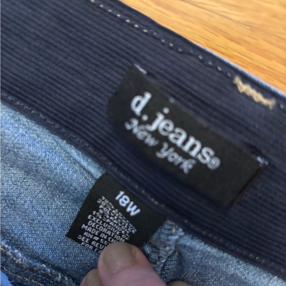 D. Jeans jeans cropped women’s size 18W - Picture 3 of 6